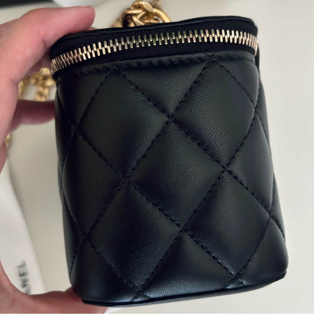 CHANEL Vanity case with Chain 🔥RARE🔥 - Picture 6 of 11